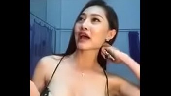 Dã_ man con ngan hotgirl khoe vếu ngồi tá_m chuyện?